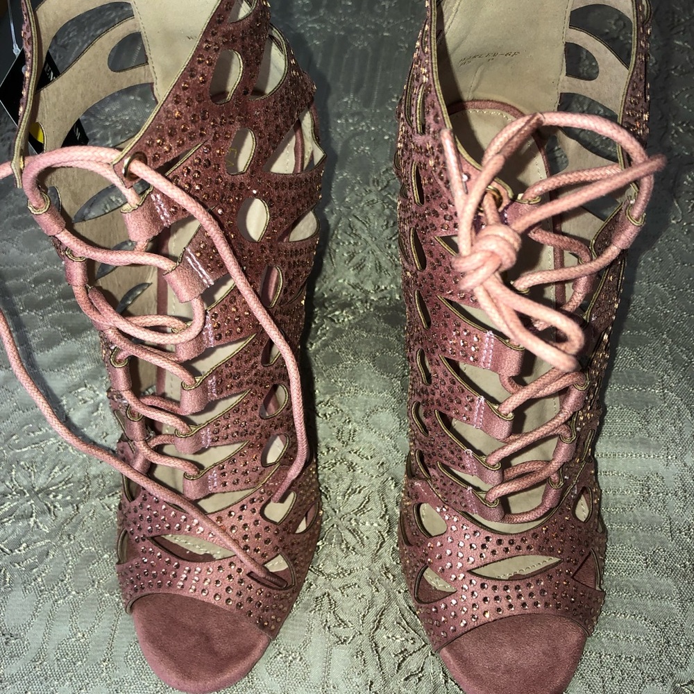 This beautiful shoes are brand new size 9